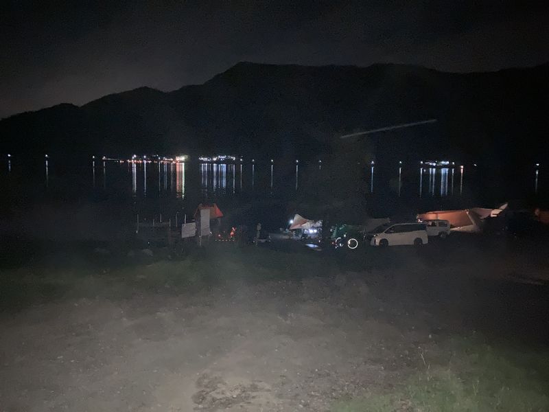 向かいの湖畔のキャンプ場夜景